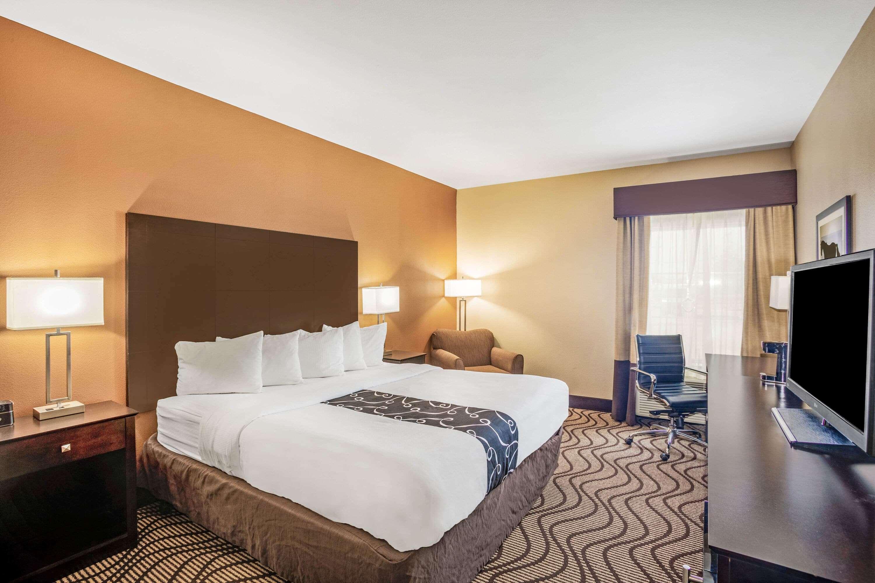La Quinta By Wyndham Beeville Exterior photo