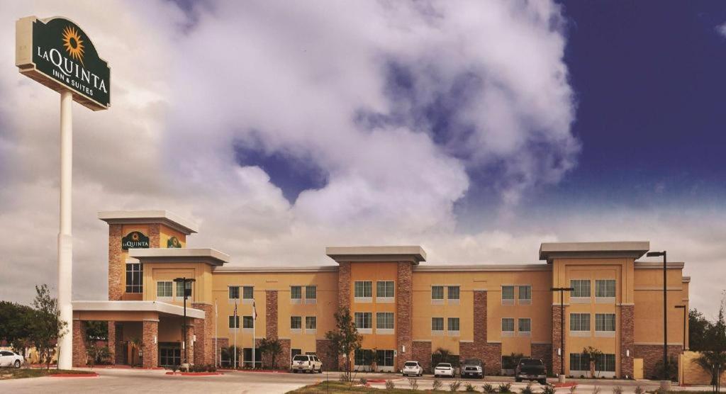 La Quinta By Wyndham Beeville Exterior photo
